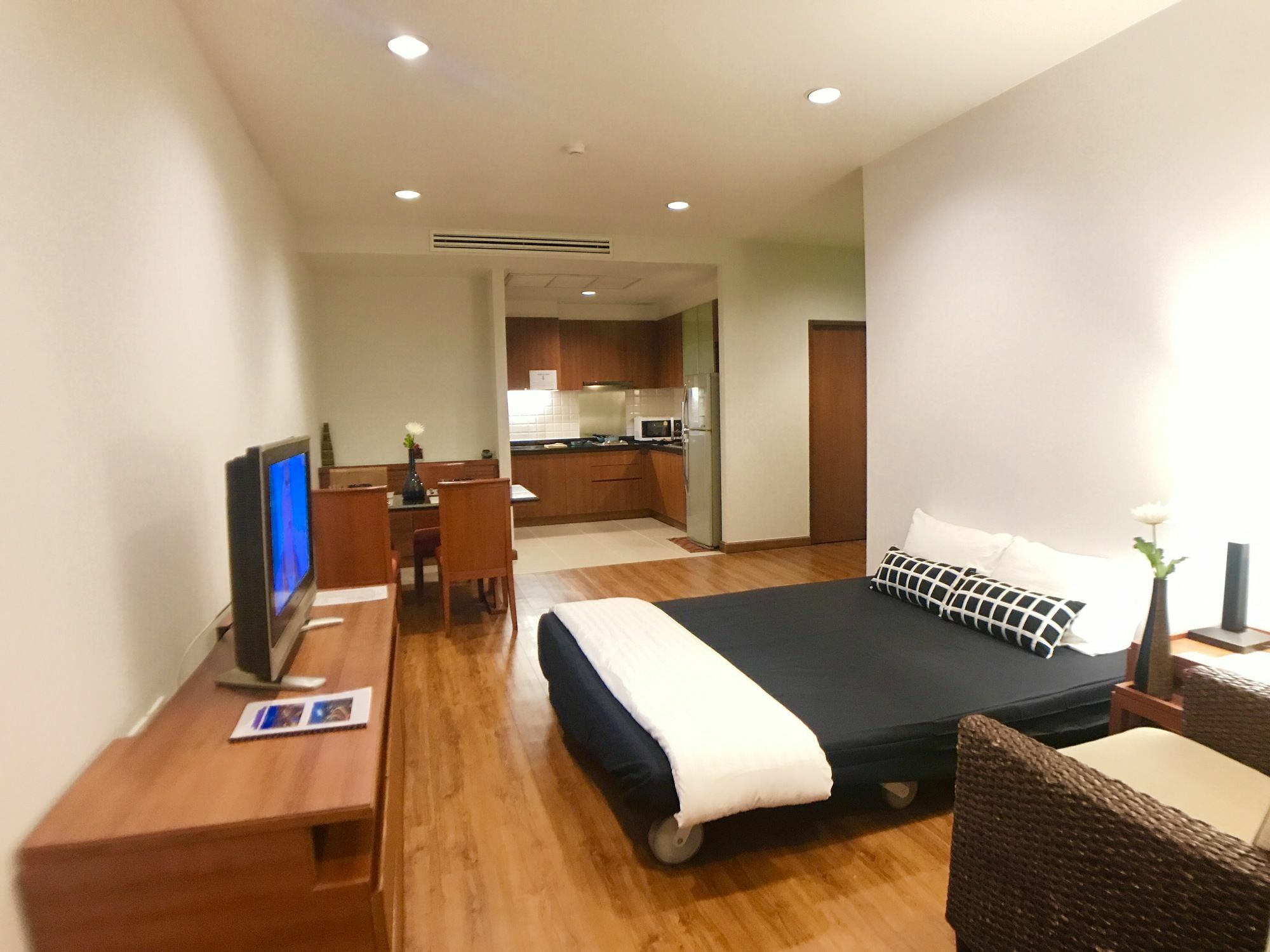Patio Luxury Suites Bangkok Exteriör bild