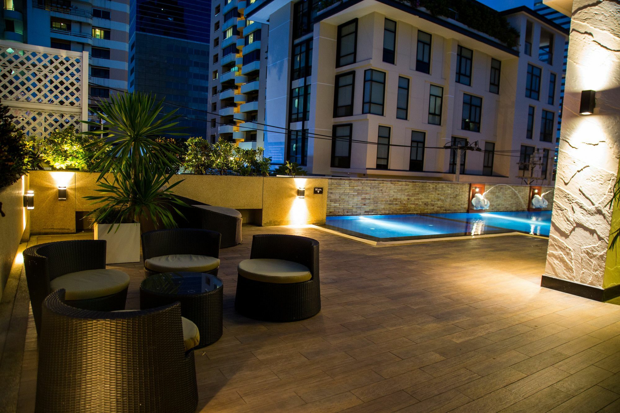 Patio Luxury Suites Bangkok Exteriör bild