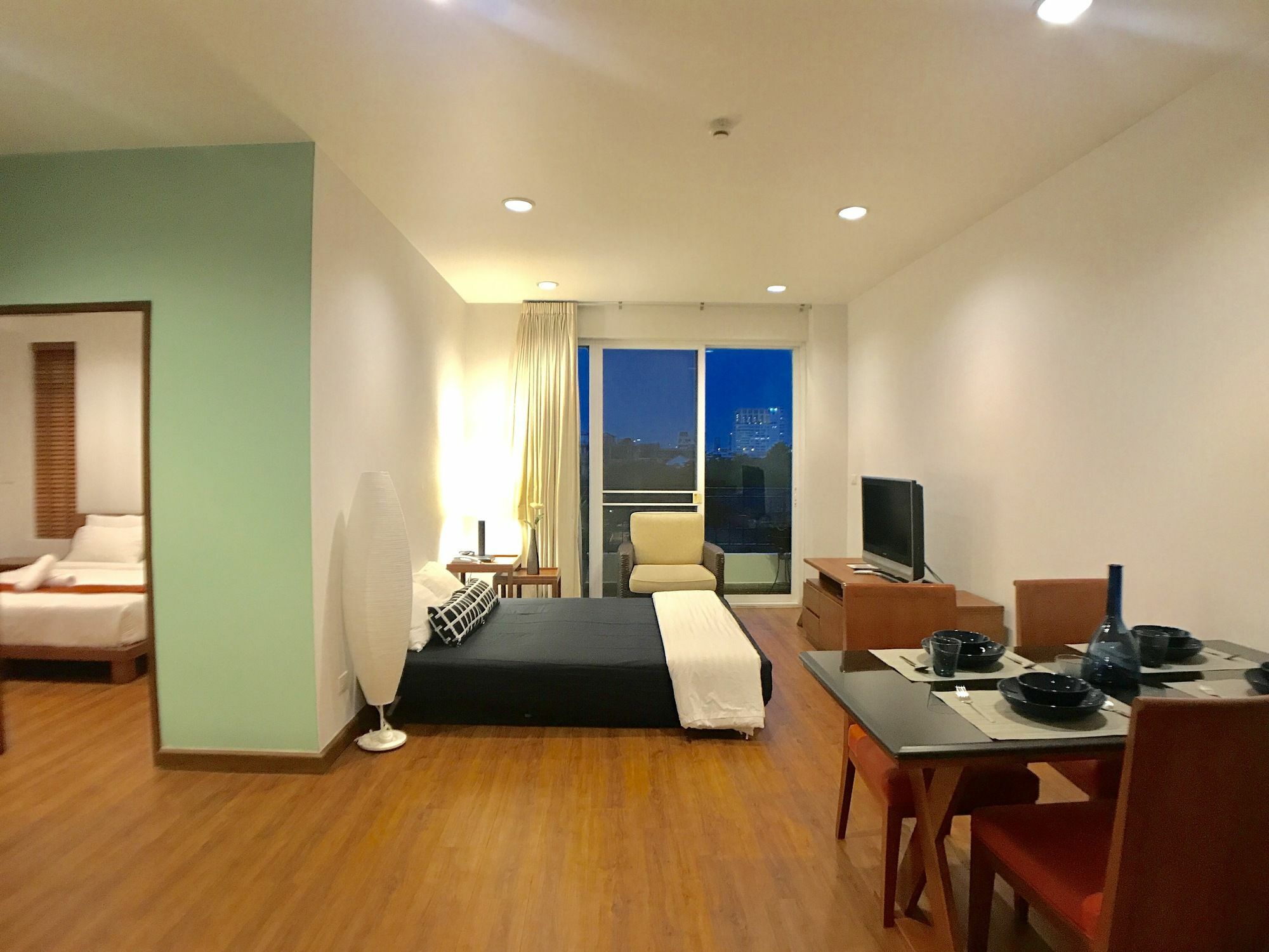 Patio Luxury Suites Bangkok Exteriör bild
