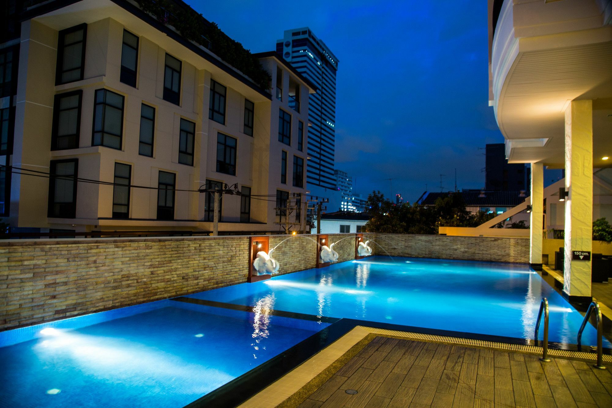 Patio Luxury Suites Bangkok Exteriör bild