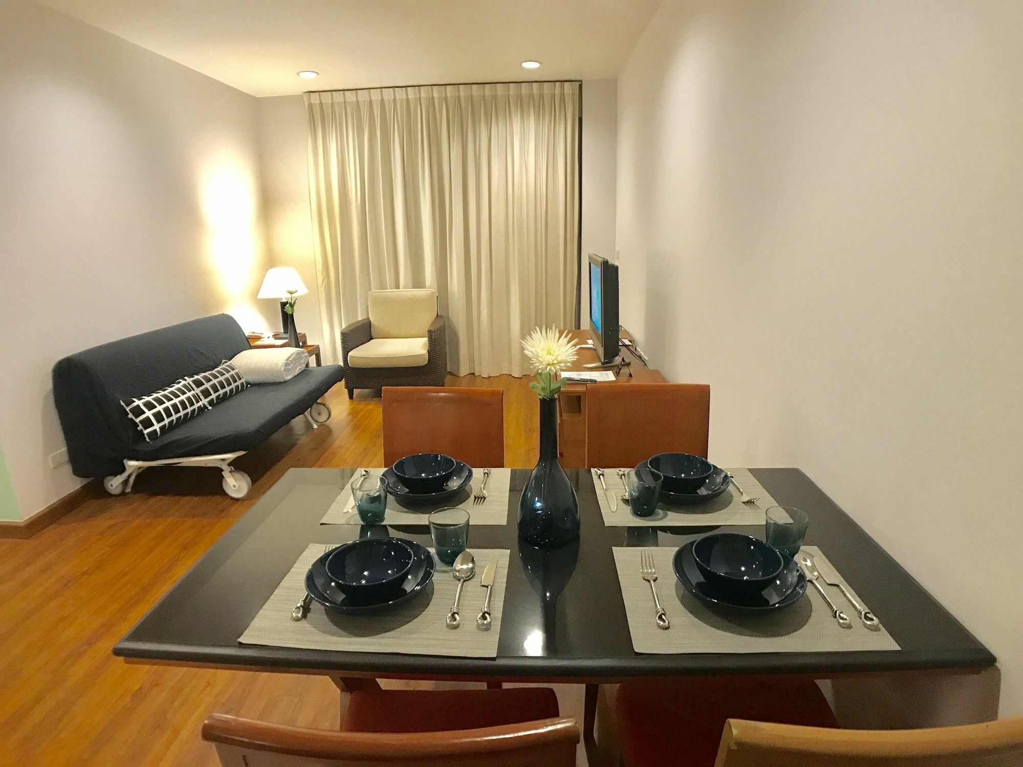 Patio Luxury Suites Bangkok Exteriör bild