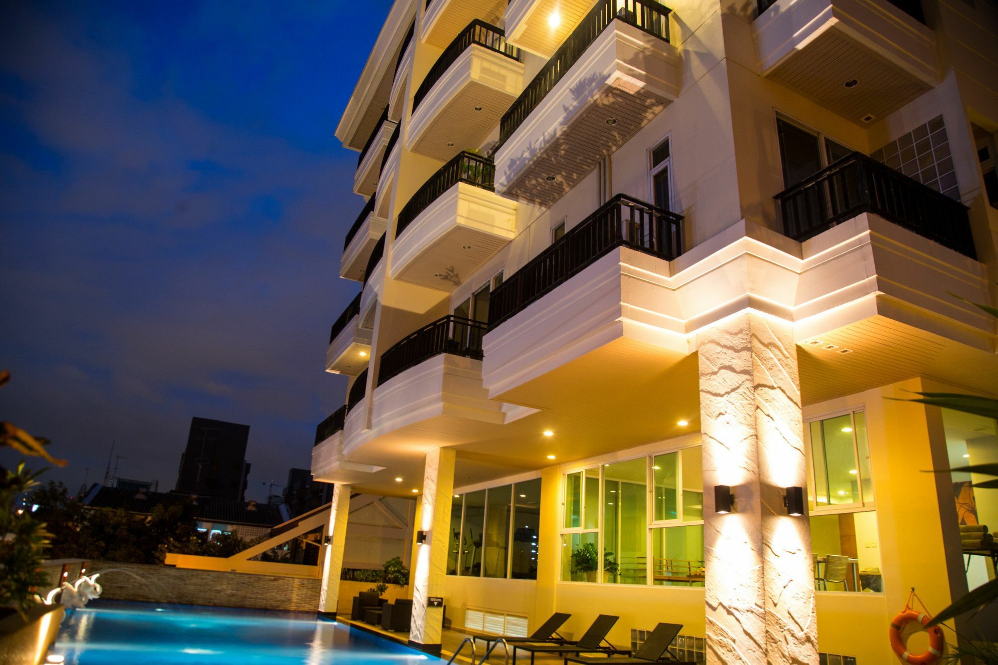 Patio Luxury Suites Bangkok Exteriör bild